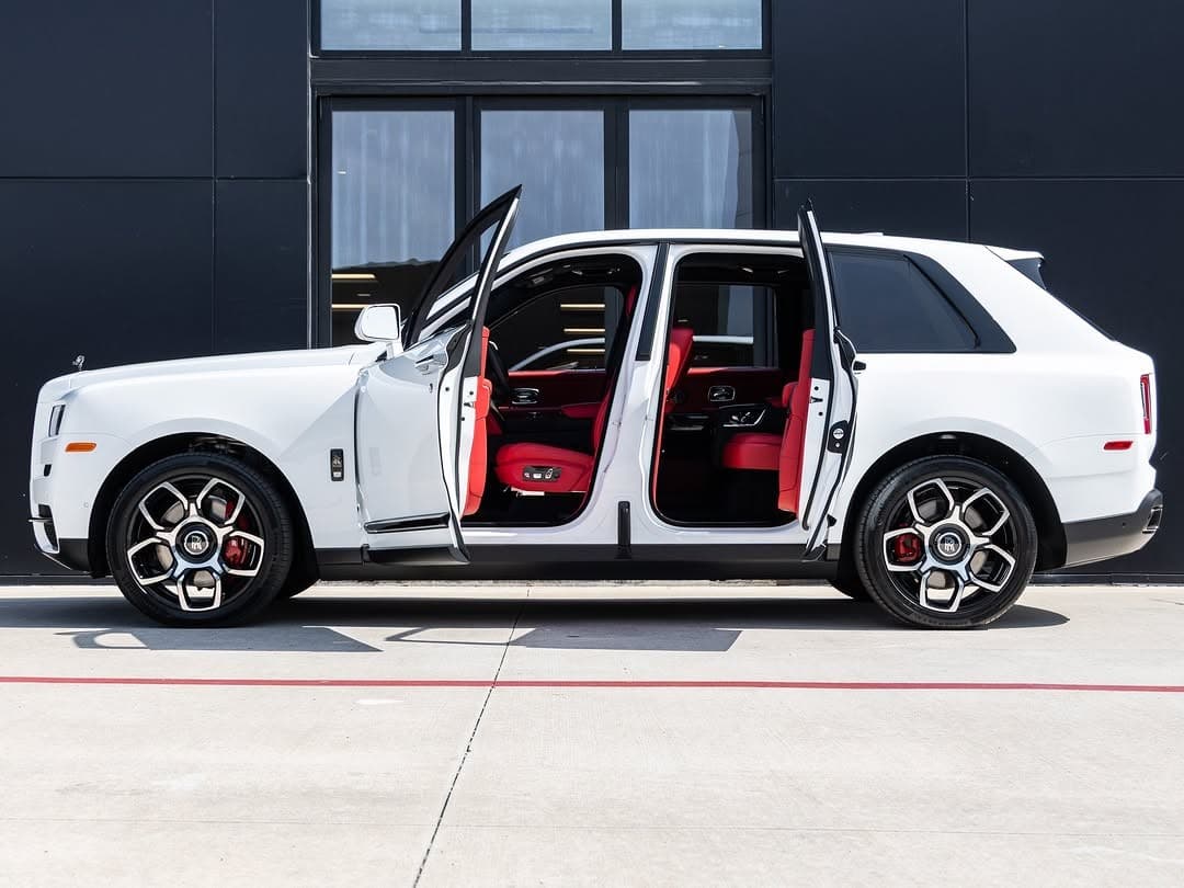 Rolls Royce Cullinan Black Badge view 2